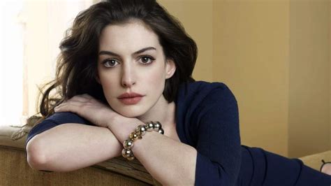 anne hathaway early life